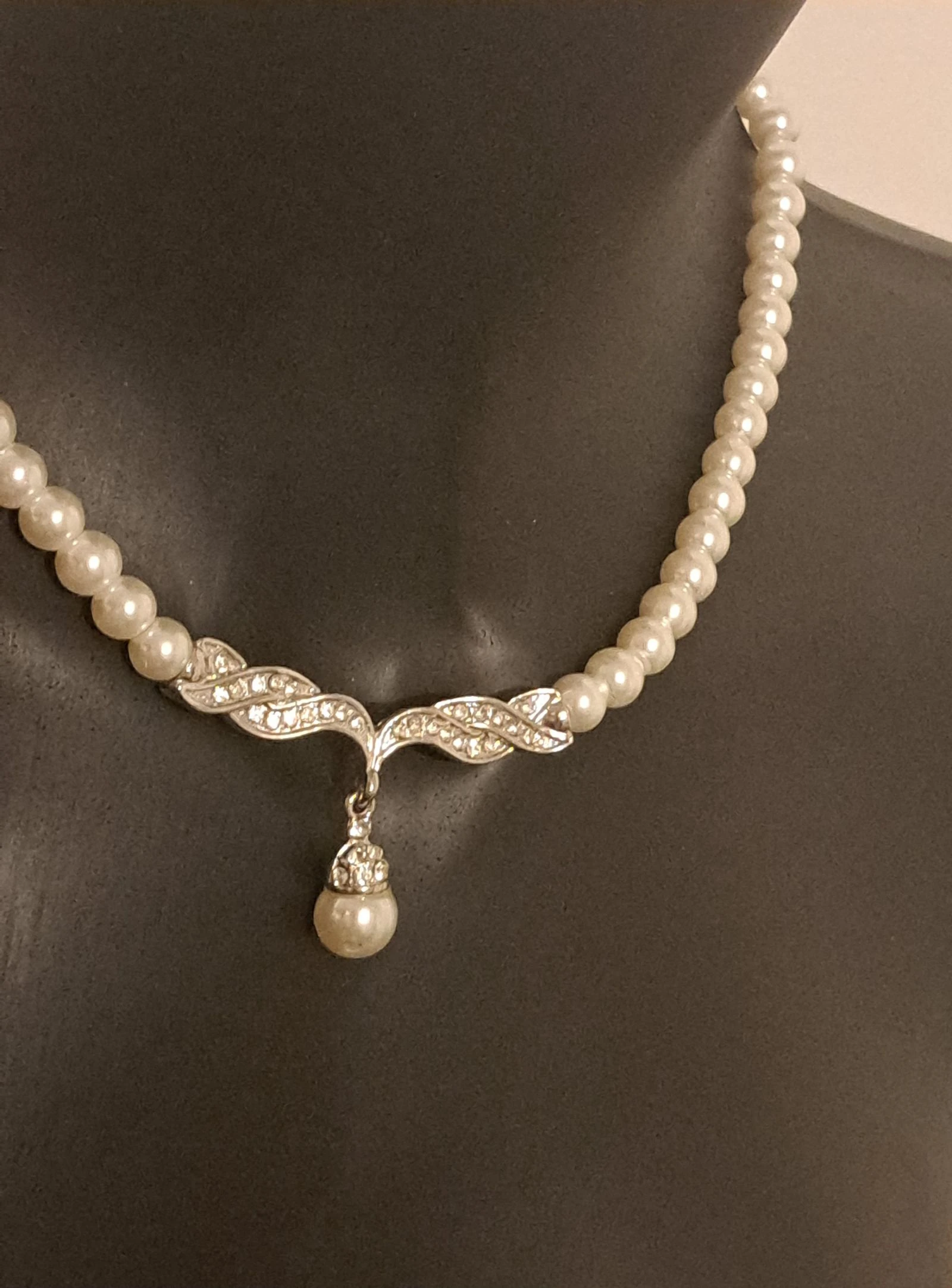 Klassieke parelketting met zirkonia • Elegante damessieraden – photo 2